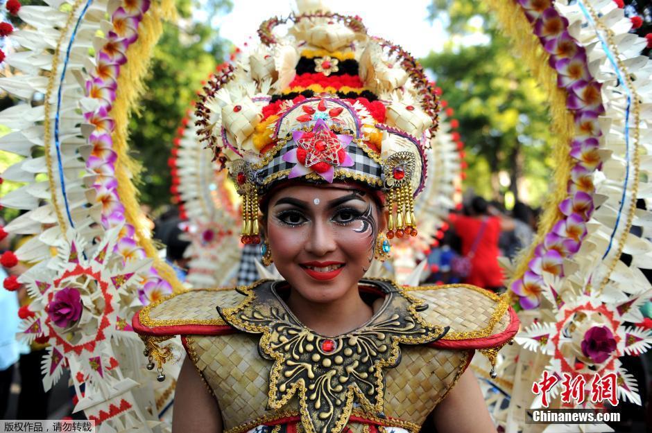 印尼巴厘島藝術節開幕 傳統服飾大放異彩(組圖)